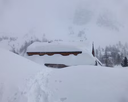 PXL032 Et soudain le refuge de Cougourde devant nous.