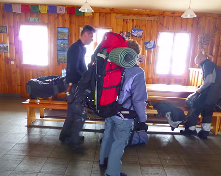 PXL035 Deux bivouaqueurs nous font admirer leur équipement, on teste même le poids du sac (très raisonnable !)