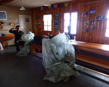 PXL038 Les bivouaqueurs s'activent à remettre de l'ordre après une nuit de neige.