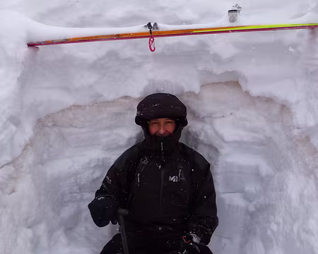 PXL049 Il a même fait son petit banc pour diner confortablement