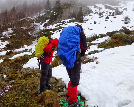 PXL001 Vers 1400 m nous chaussons les raquettes.