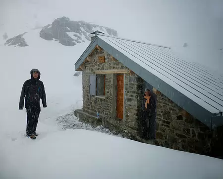 PXL013 Certains attendent à l'abri ou presque.