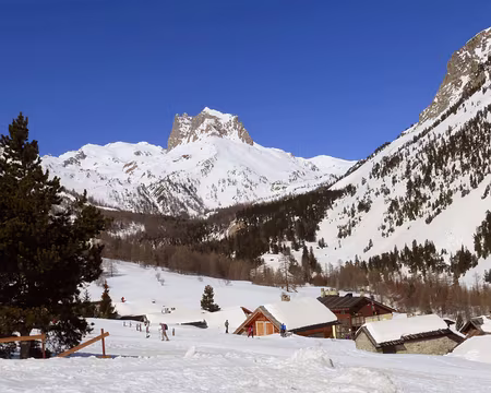DSC01504b Le refuge très loin là haut.