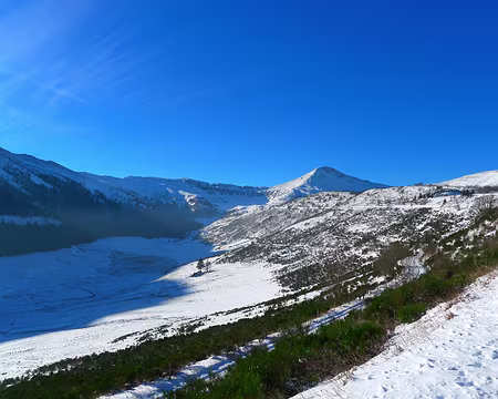 006 Le versant sud de la vallée sort de l'ombre.