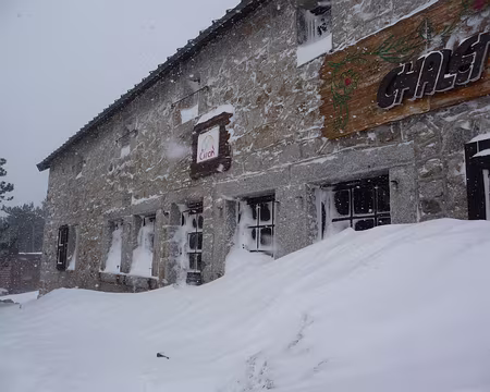 028 Impressionnant l'entrée du refuge