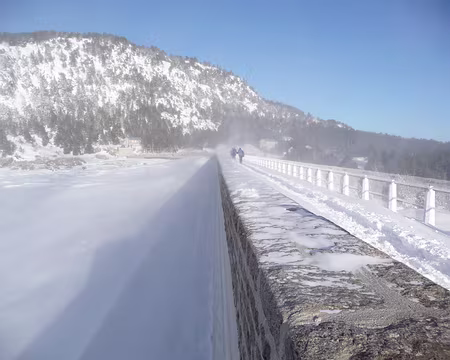 043 Traversée sur le barrage et ça souffle toujours...