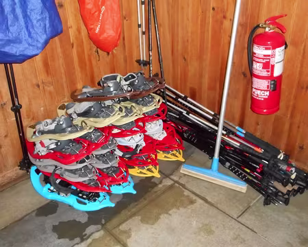 044 Voilà des raquettes et des batons bien rangés, mais ce n'est pas les notres
