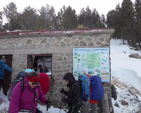 053 Arrivée à la cabane de la Balmeta (2126m), pause déjeuner à l'intérieur