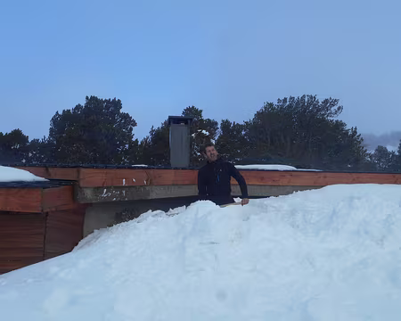 062 notre gardien dégageant la neige devant la fenetre de notre chambre