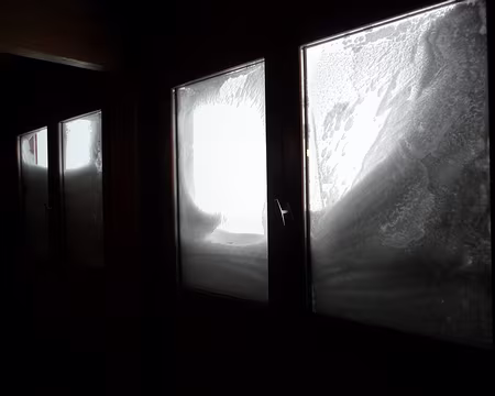 063 Mardi matin, le vent a soufflé toute la nuit et la visibilité est nulle