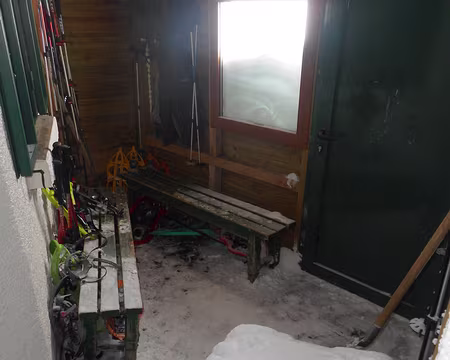 064 de la neige partout, même dans le local à l'entrée