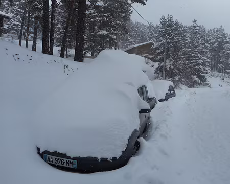 077 et ses voitures sous une bonne épaisseur de neige !!!