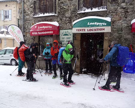 078 Pause devant le seul magasin d'ouvert à Formiguères