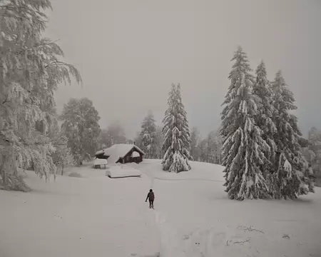 PXL011 La Cabane du Mont d'Or (alt. 1377 m.), refuge du Club Alpin Suisse enveloppé par les stratus.