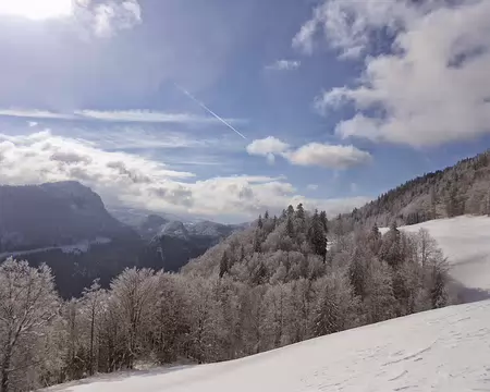 PXL033 A gauche, la Dent de Vaulion (alt. 1 482 m.)