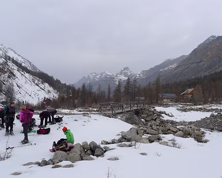 PXL030 J3 : Chaussage des raquettes quelques centaines de mètres après le refuge-hôtel.