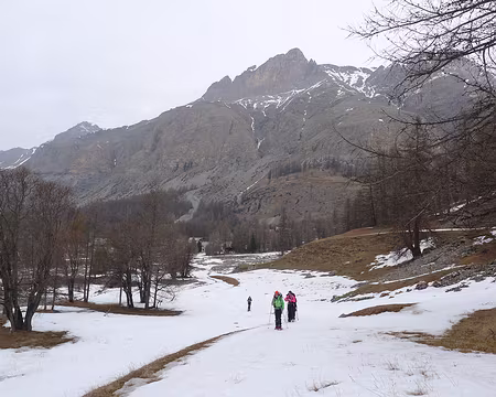 PXL031 La hameau de Bayasse, au pied de l'impressionnant Ventebrun.