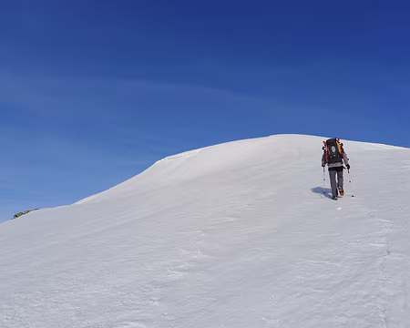 PXL017 Montée au Bourbourou (en crampons car neige très dure au petit matin).