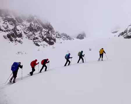 PXL050 Quelques skieurs sont dans le col de Bel Oiseau au loin.