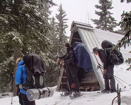 PXL006 Près de la grotte, il y a une cabane appartenant à un club spéléo. Elle nous servira d'abri de secours au cas où... Il commence à neiger et cela durera toute la...