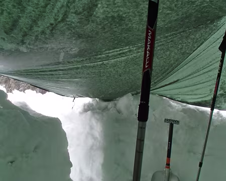 PXL009 Pour Nath et René, bivouac dans un trou à neige (environ 70cm de profondeur) avec une bâche pour le toit, une solution légère (500g) et spacieuse (1,6m x 2,5m)...