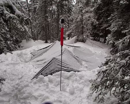 PXL010 le même vu de l'extérieur ; nous montons nos abris alors qu'il neige