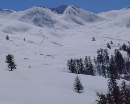 04 Traces de skieurs trop téméraires (pentes raides sous les corniches par risque 4...);