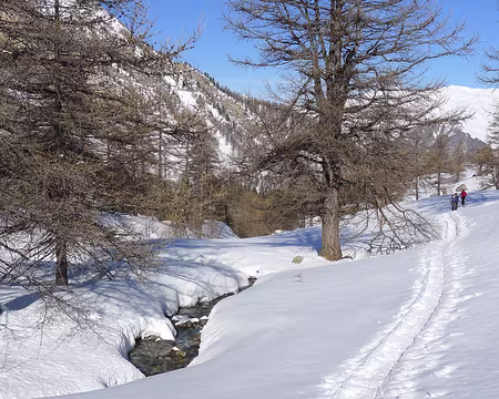 11 Progression le long du riou du Vallon.