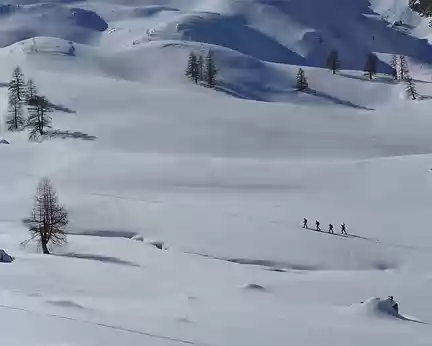 14 Tandis que la caravane des skieurs passe...