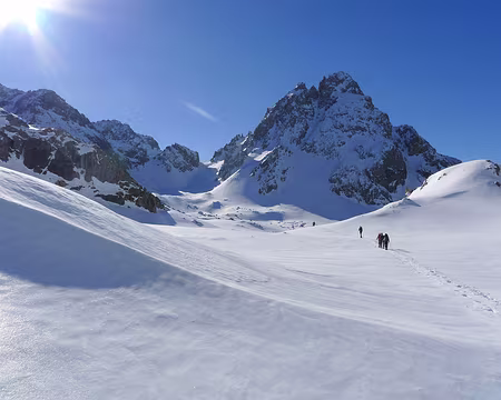 25 L'alpage du Vallonnet, dominé par la Meyna (3067m).