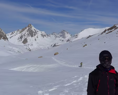 56 Individu masqué surgi de nulle part.