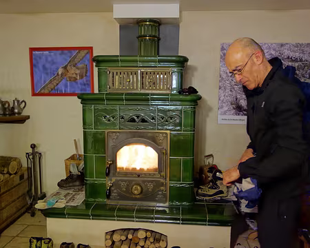 77 Les chaussures ont bien séché, devant ce magnifique poele ?