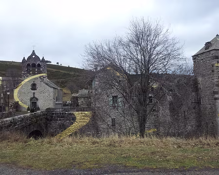 2018-01-04 11.29.30 une abbaye peinte en jaune par un artiste moderne