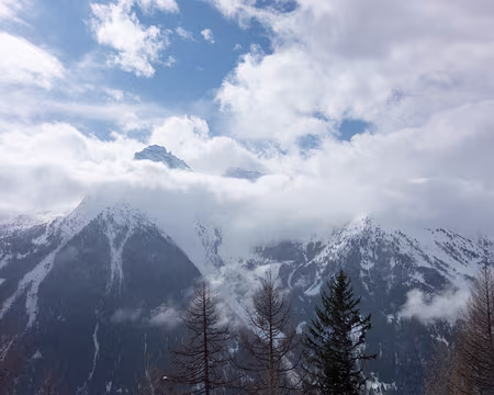 DSC06098 Il est là dans les nuages à droite.