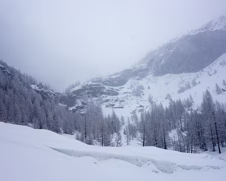 DSC06136b Notre voie est juste en face en travers de la barre