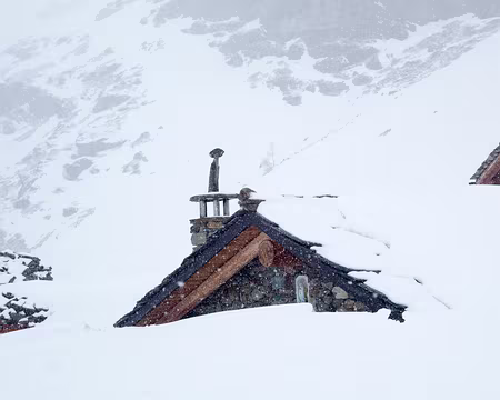 DSC06146 Même la vierge a les pieds dans la neige.