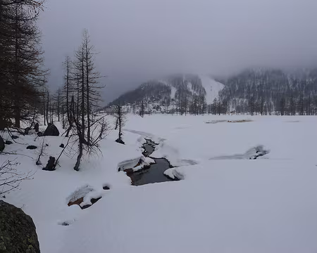 019 La plaine de l'Alpe Devero sous une chape nuageuse.
