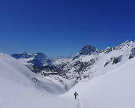 041 Montons encore...