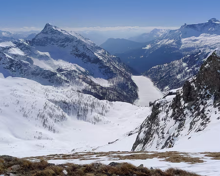 077 A gauche : vue sur le Lago Arago, inaccessible en hiver.