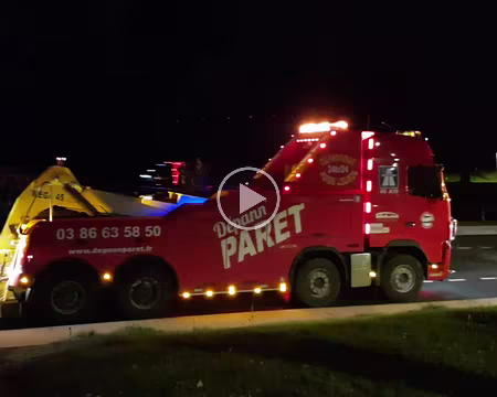 01 Le premier car suit sa dépanneuse.