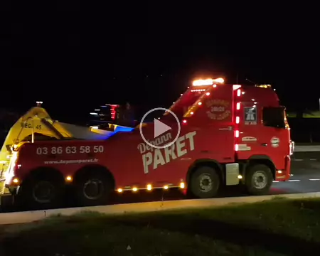01 Le premier car suit sa dépanneuse.