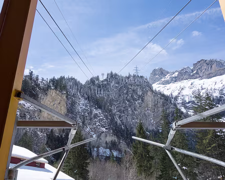 20190406-12h30m40s-DSC00281-V3 12h30 Kandersteg, départ du téléphérique.