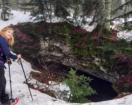 008 Devant la grotte de la Ture à 1330 m. Profondeur - 81 m.