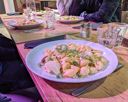 20211205-18h58m33s-PXL_20211205_175833337-V3 un bon diner avant notre bus de retour