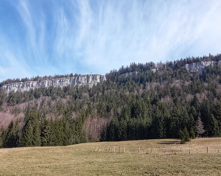 024 Nous étions là-haut. On voit la croix de la Roche Champion.