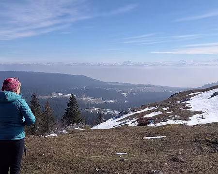 046 Au Mont Sâla 1510m, les Alpes et le Mont Blanc sont visibles. Le lac Léman est sous la brume.
