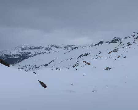 2023-04-23_09h07m09s_23-RQ12-FREDERIC_H J2 : au dessus du refuge, nous prenons de l'altitude...