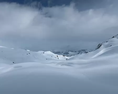 2023-04-23_09h29m40s_23-RQ12-FREDERIC_H J2 : désert blanc... et pourtant Val-d'Isère n'est pas si loin !