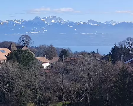 IMG_20260202_000 Lundi 2 février. Presque arrivé, après un pique nique dans le train, vue, au dessus du lac Léman, sur le Mont Blanc au centre, et le petit massif des Voirons à...