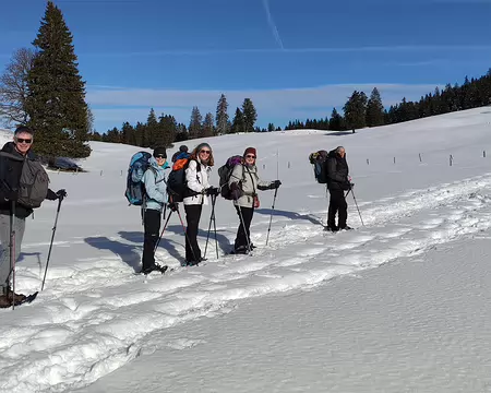 IMG_20260202_030 Nous quittons la piste et les raquettes doivent être chaussées : nous ne les quitterons plus de tout le séjour. Voici Thierry, Martine, Bénédicte, Marina, et...